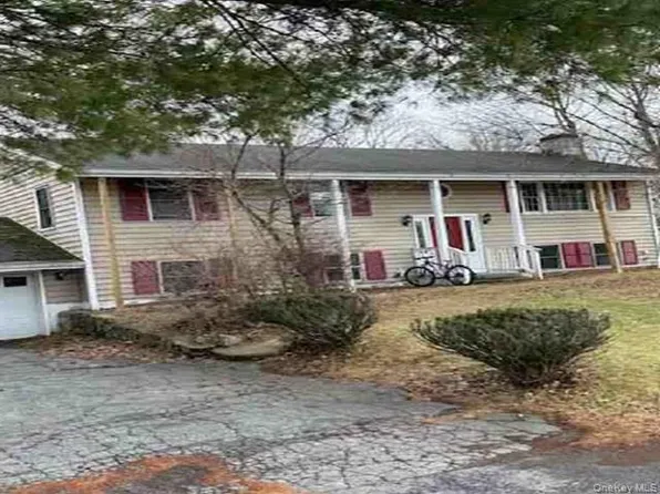 34 Brookland Farms Rd, Poughkeepsie, NY 12601