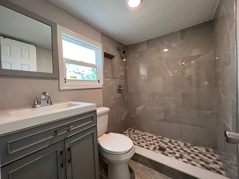 718 W 7th St — Photo 15