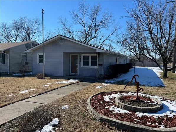 626 N 3rd St, Iola, KS 66749