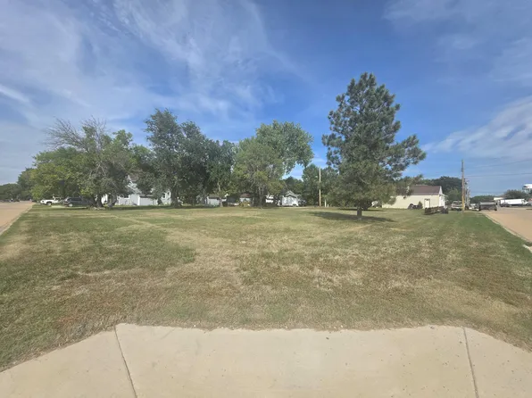 1017 S 4th St, Aberdeen, SD 57401