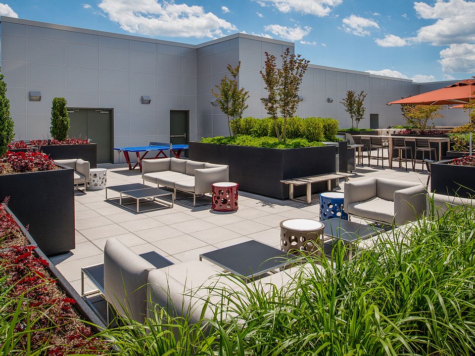 Outdoor Kitchen and Dining Areas (SkyDeck)