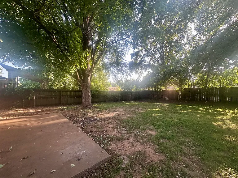 2437 S Kings Ave — Photo 8