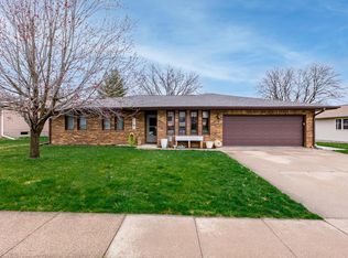 602 Woodland Way, Muscatine, IA 52761