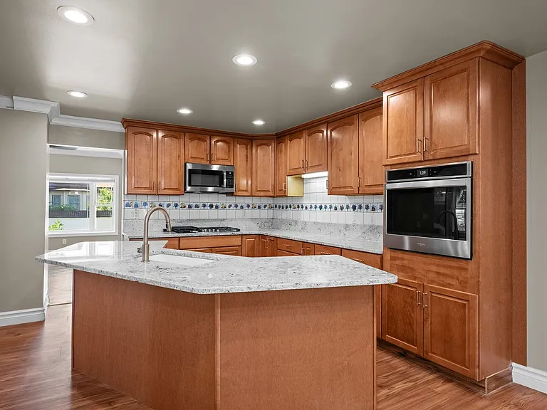 1028 W Chelan Ave — Photo 11