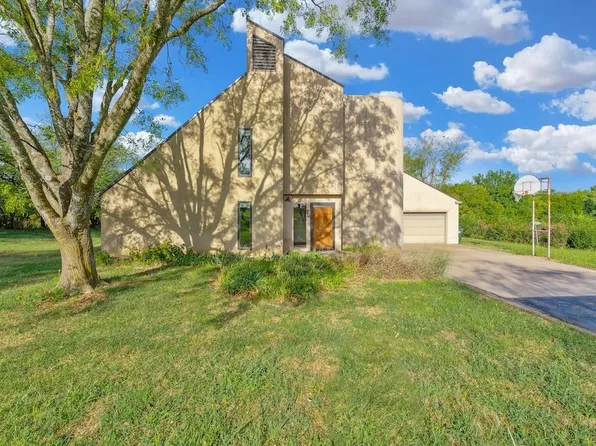 399 S Seneca Rd, Wellington, KS 67152