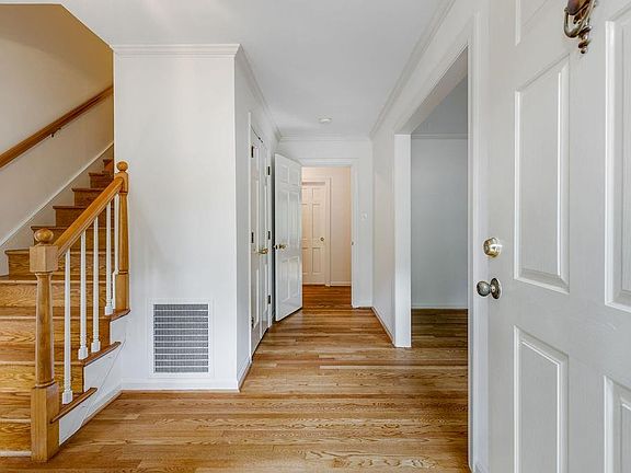 5th image of 2433 Scarsborough Dr