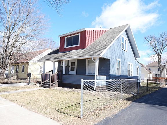 3rd image of 230 10th Ave NE