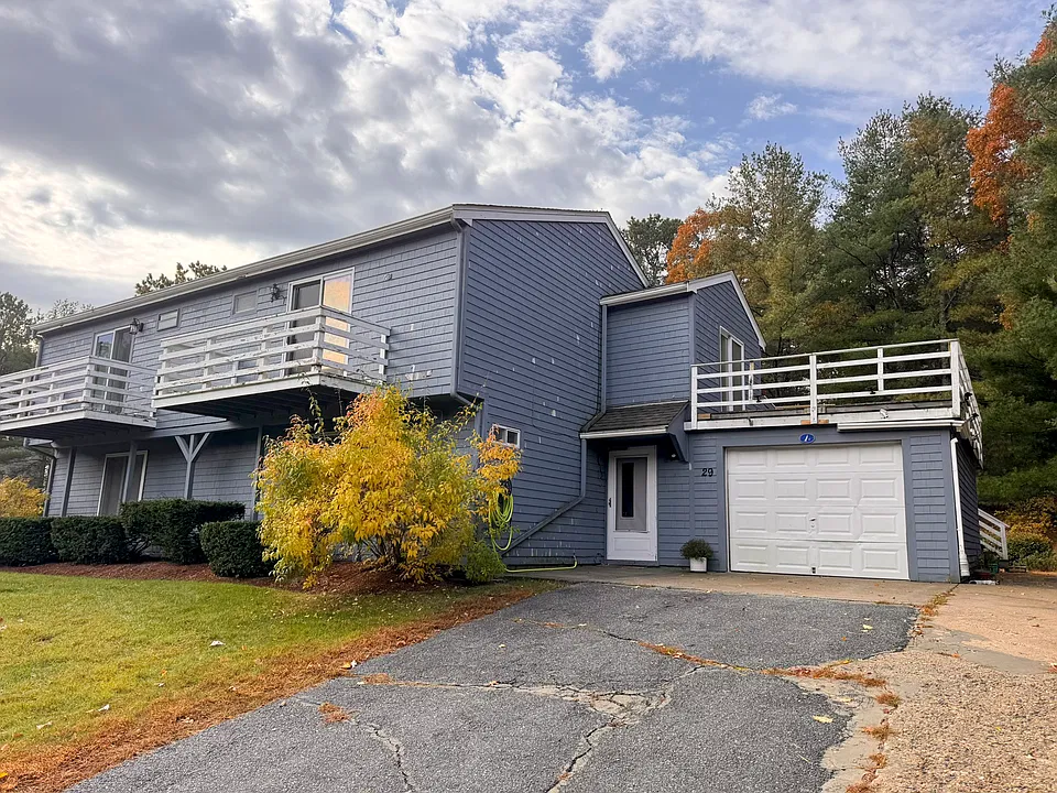 29 Surrey Ln