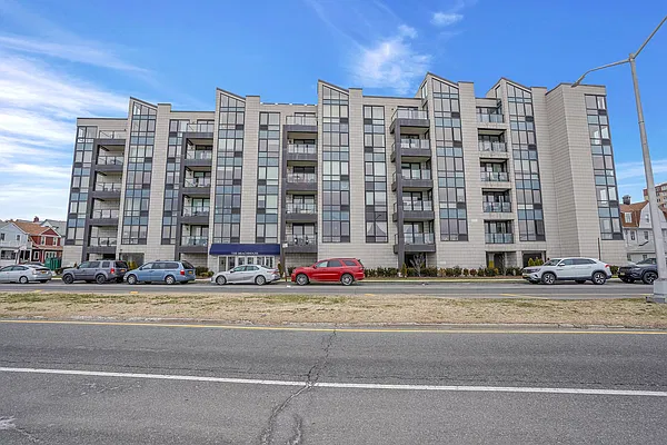 Sold by REMAX Elite | media 16