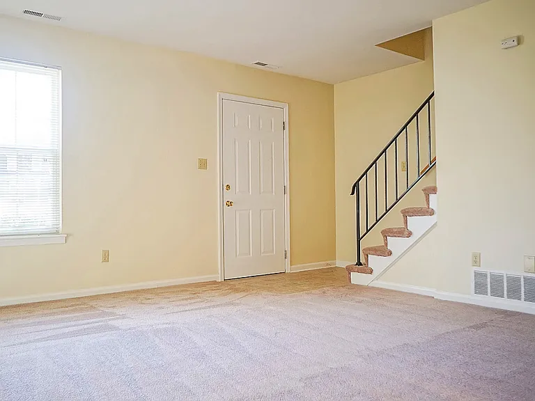Colonial Towne Apartments — Photo 12