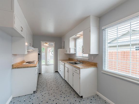 3rd image of 5825 Pioneer Way