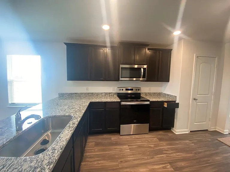 309 Riverdale Dr — Photo 2