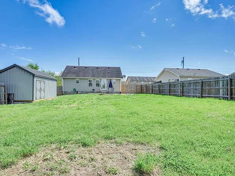 413 Caney Ln — Photo 25