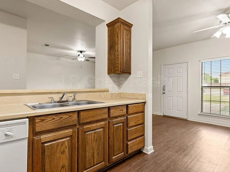 2100 Breezy Dr — Photo 10