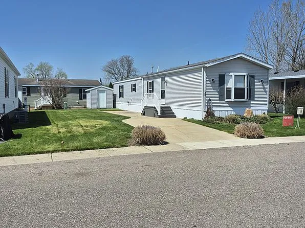 38 Village Dr, White Lake, MI 48386