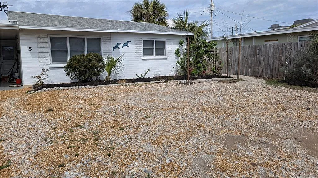 2 bed, 1.0 bath, 784 sqft, $1,600 — Photo 2
