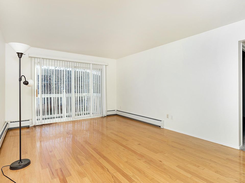 2425 Torquay Ave Apt 204, photo 5
