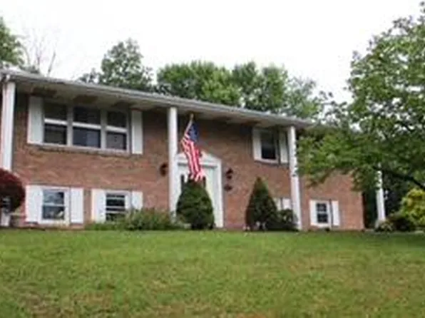 409 Maplewood Dr, Douglassville, PA 19518