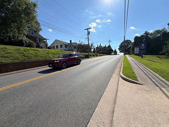 4th image of 533 Blue Ridge Ave