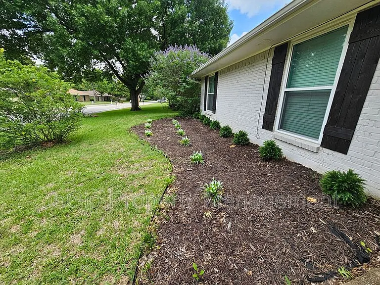 216 Wesley Dr — Photo 3