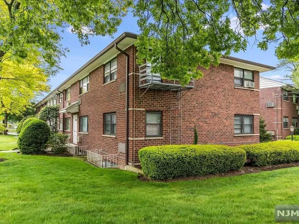 2350 5th St, Fort Lee, NJ 07024