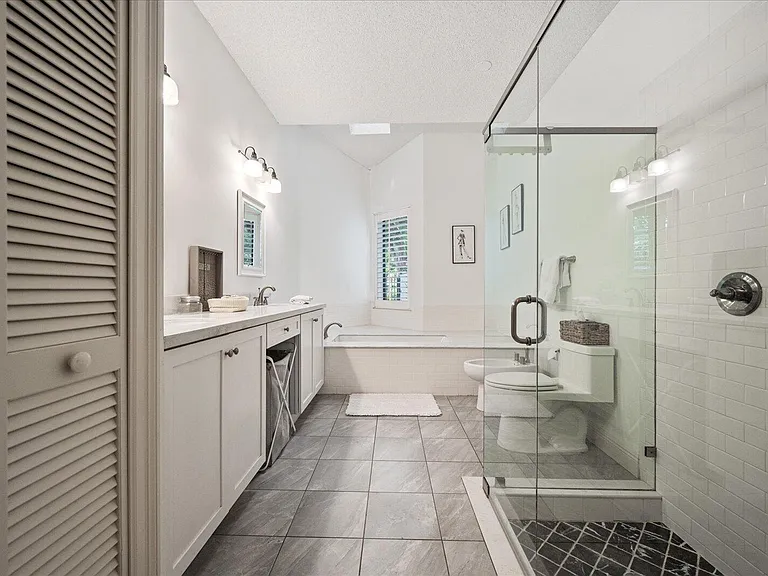 2585 Sheltingham Dr — Photo 23