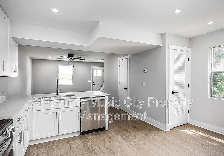 1907 S Lyle Ln — Photo 4