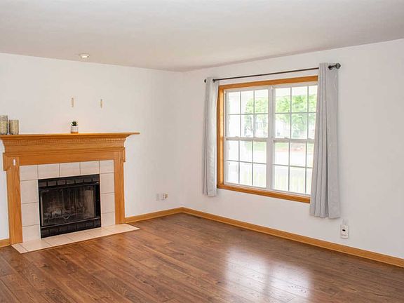 4th image of 593 Riverhill Ct