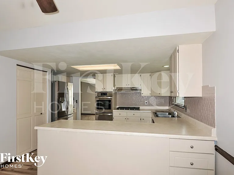 1005 Lancaster Dr — Photo 7