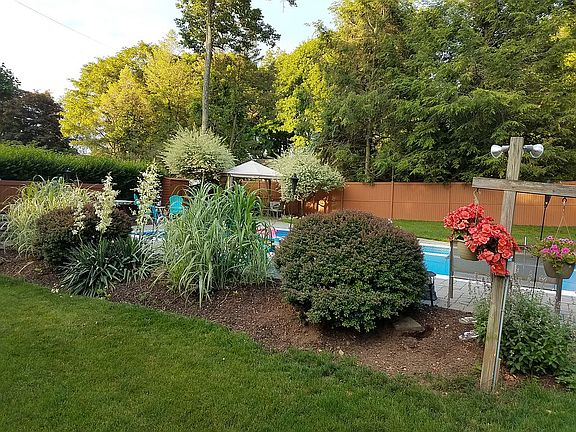 5th image of 10 Kennedy Dr
