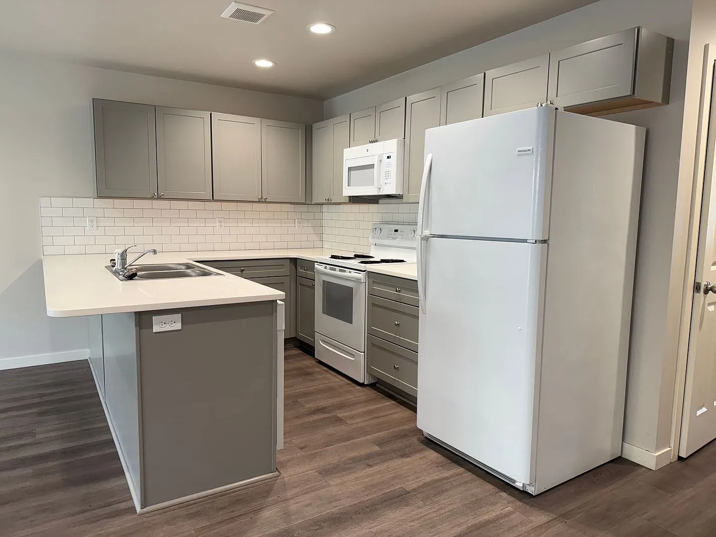 Apple Valley Town Houses Located Off Powerhouse Road - Half Off First Months Rent — Photo 3