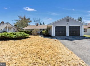 9 Arbor Meadow Dr, Sicklerville, NJ 08081
