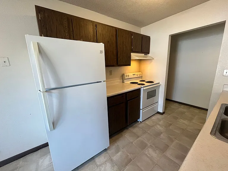 Summerview - 415 E Luverne St — Photo 3