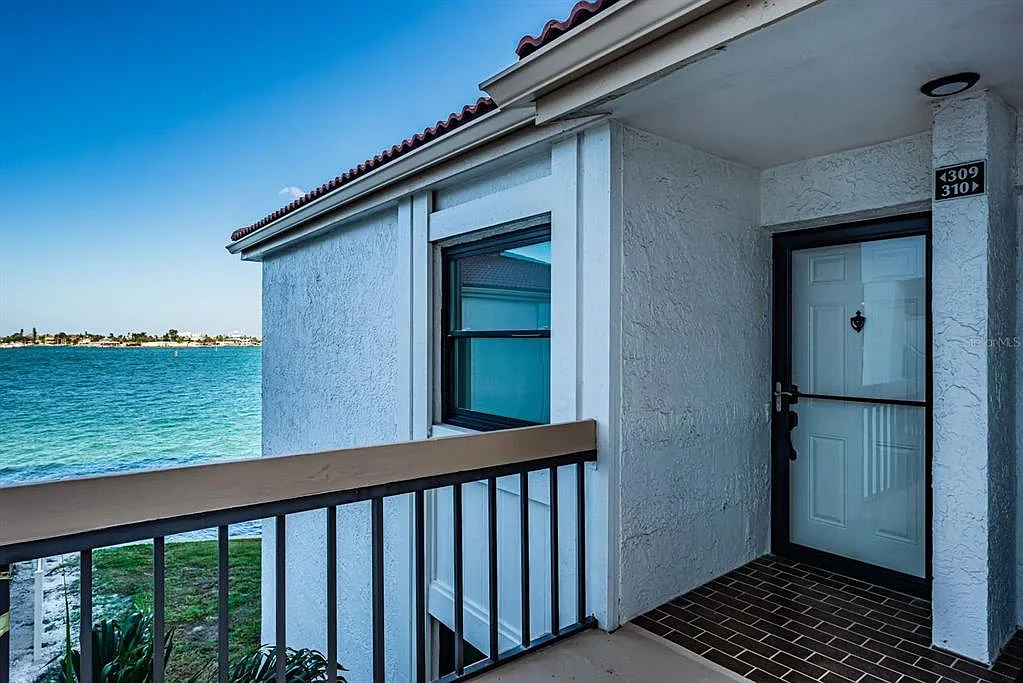 2 bed, 2.0 bath, 890 sqft, $5,610 — Photo 2