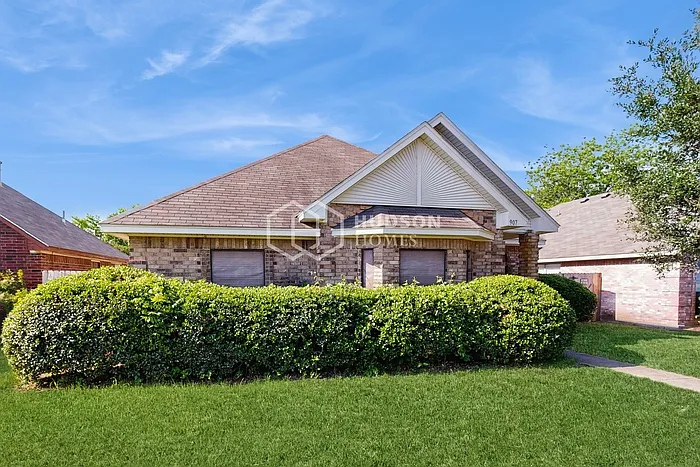 907 Walters Dr — Photo 4