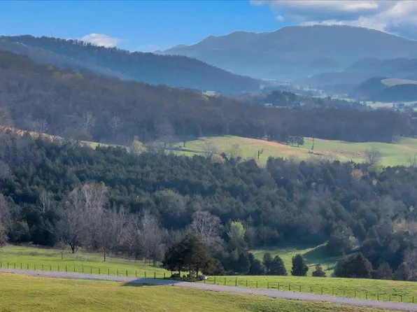 484 Mill Pointe Rd, Blacksburg, VA 24060