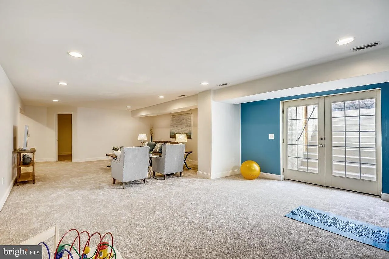 4 bed, 2.5 bath, 3800 sqft, $3,900 — Photo 3