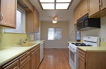 4th image of 22088 Baywood Ave
