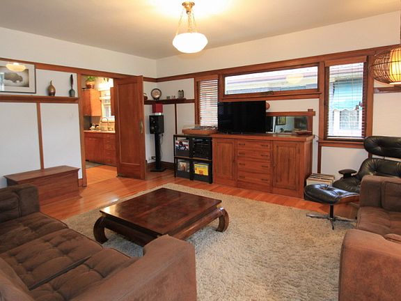 3rd image of 829 Kensington