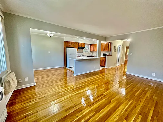 Rented by Zikos Realty Services | media 20