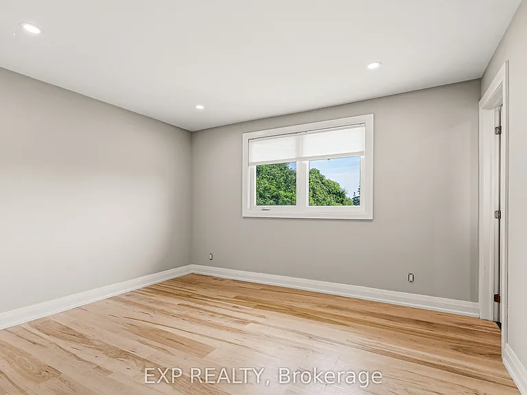 10 Queen Anne Cres — Photo 25