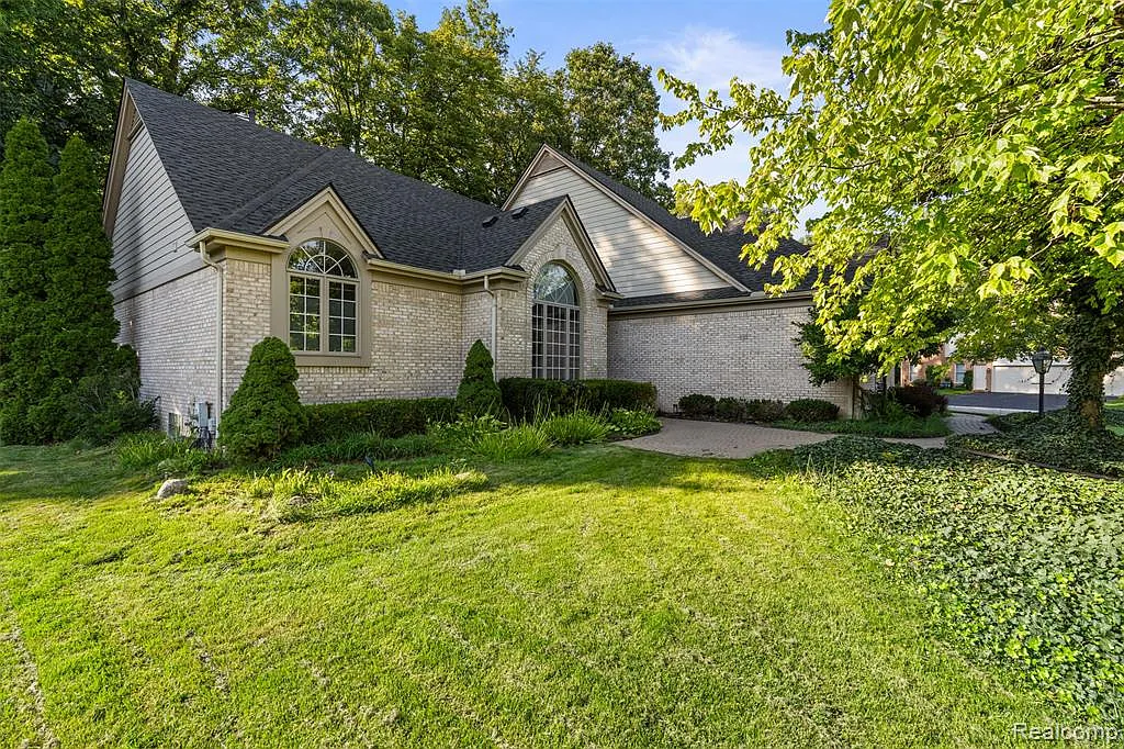 3 bed, 3.5 bath, 3954 sqft, $4,300 — Photo 3