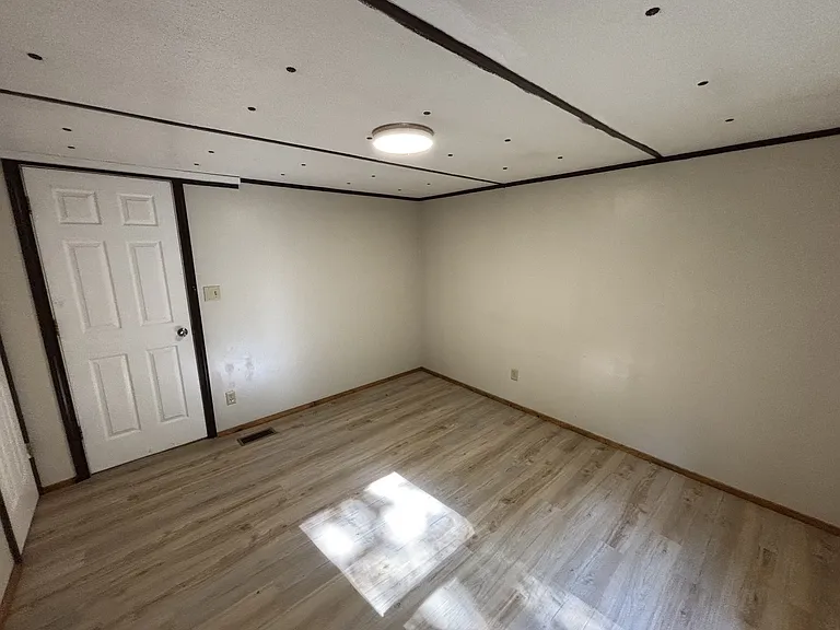 324 E Newport Rd — Photo 2