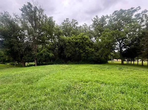 2045 Hawthorne Ave, Crete, NE 68333