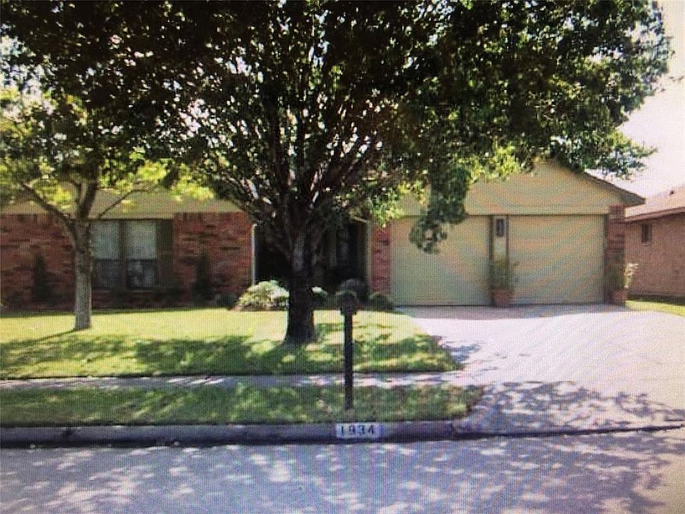 1st image of 1934 Pilgrims Point Dr