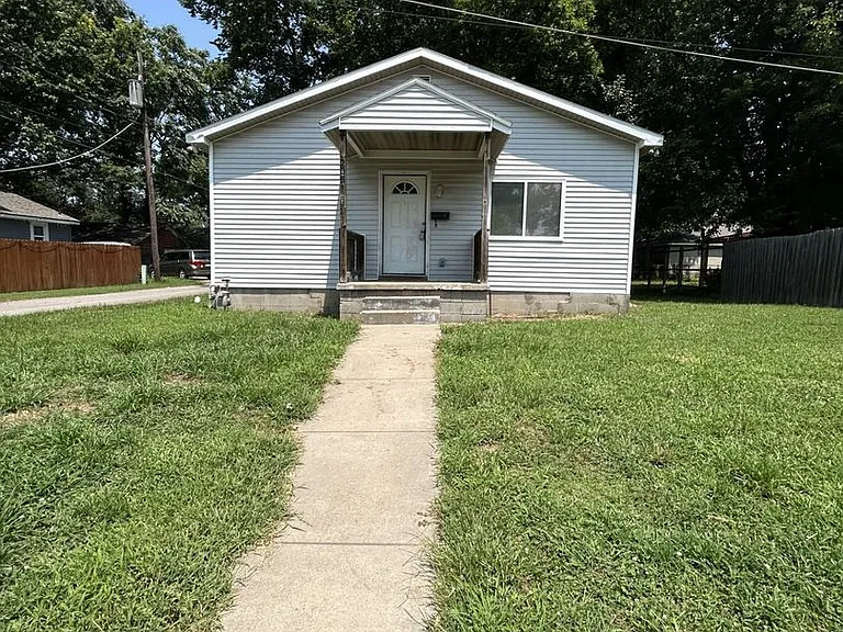 205 E Kansas St — Photo 1