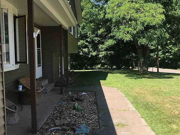 3rd image of 1475 Erie Ave
