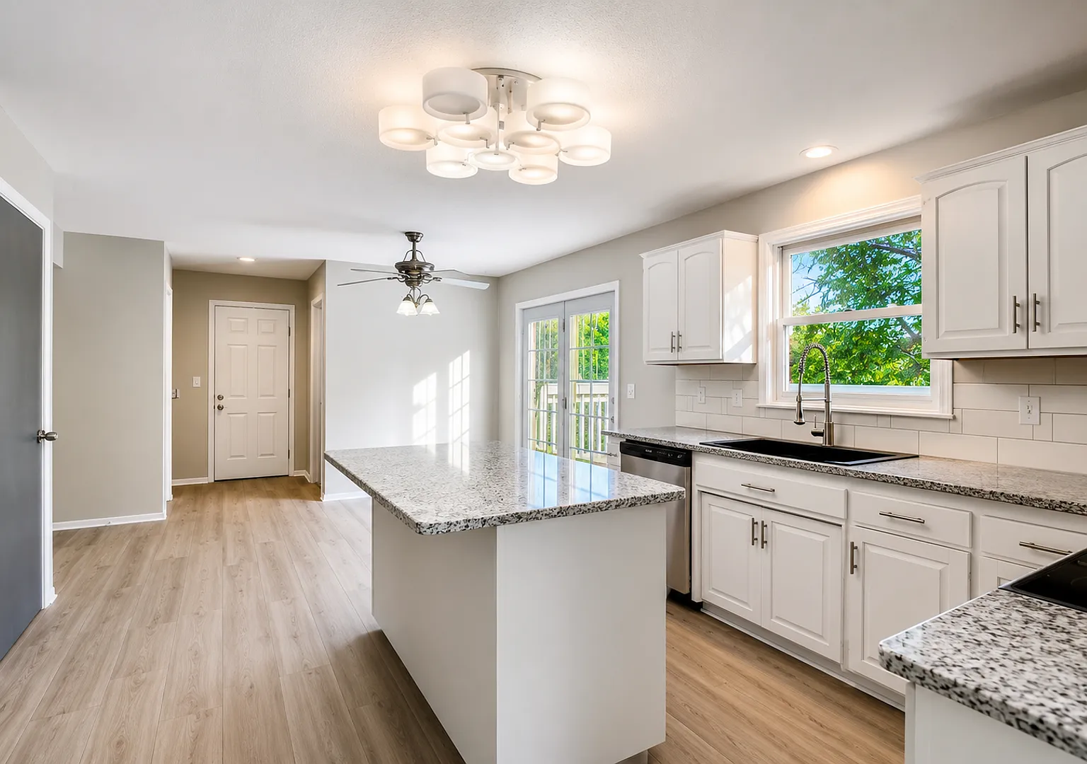 Lovely 4BR 4BA Home in the Best Neighborhood in Sartell! — Photo 3