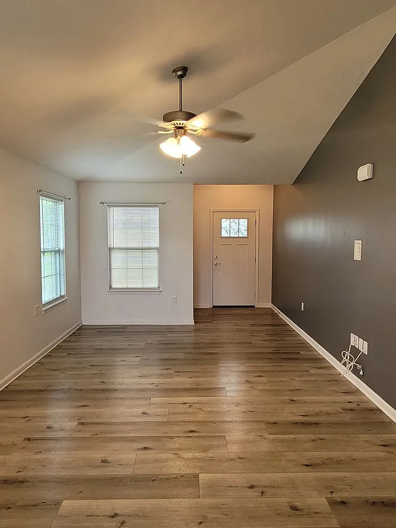 Ten Acre Terrace 3 bedroom 2 bath home w/2 car garage — Photo 3