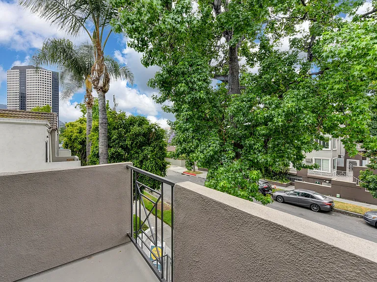 The Woods at Toluca Lake — Photo 23